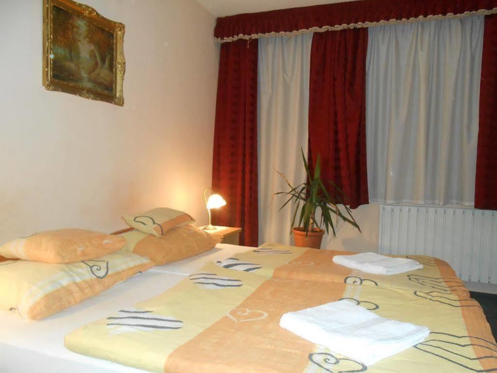 Kalman Panzio Bed & Breakfast Szeged Ngoại thất bức ảnh