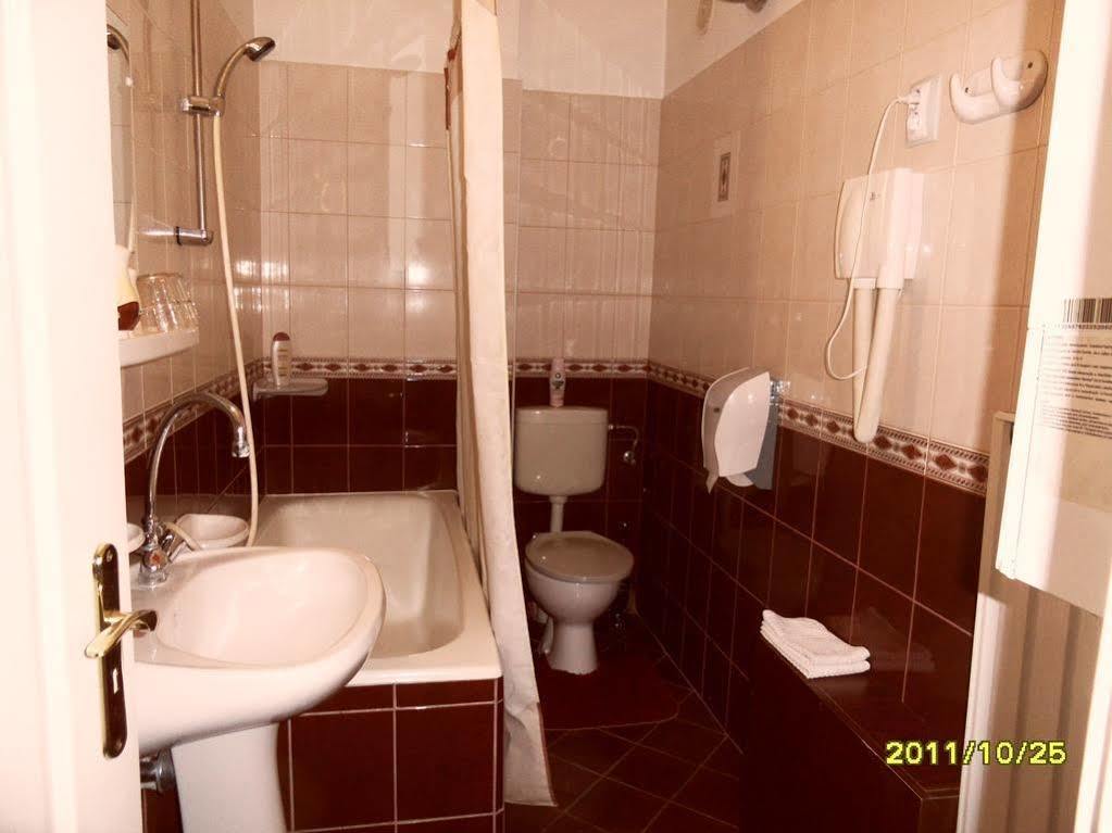 Kalman Panzio Bed & Breakfast Szeged Ngoại thất bức ảnh
