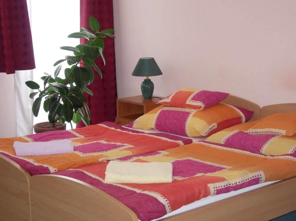 Kalman Panzio Bed & Breakfast Szeged Ngoại thất bức ảnh